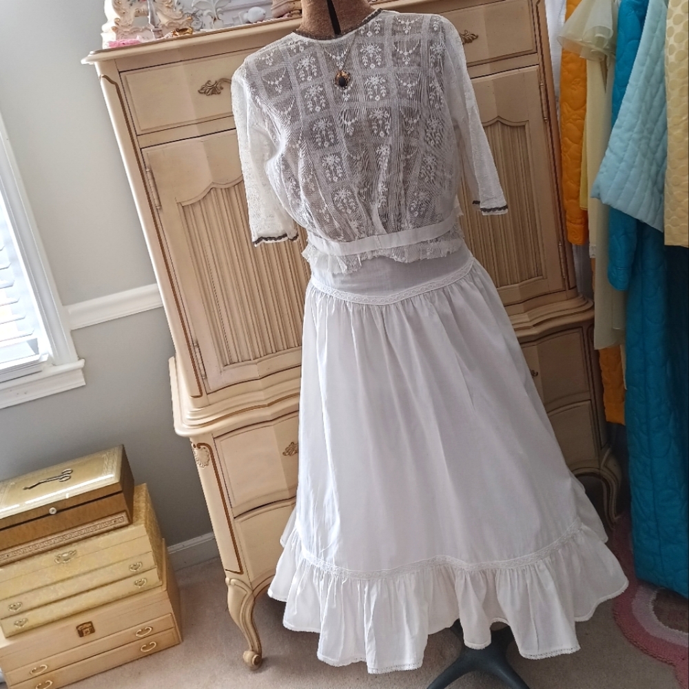Adorable and  Rare Vintage "Aileen West Queen Anne Lace" Cotton Skirt .